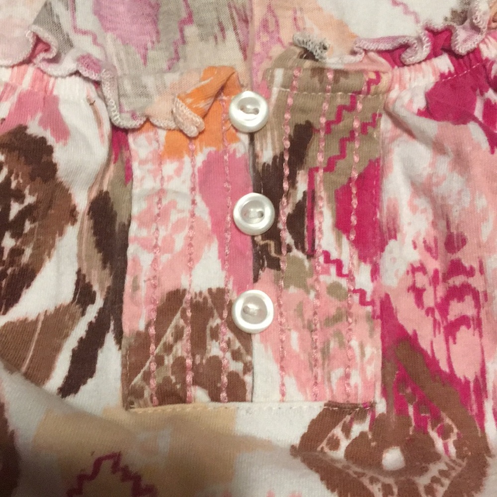 Woman’s patterned top - Picture 2 of 3